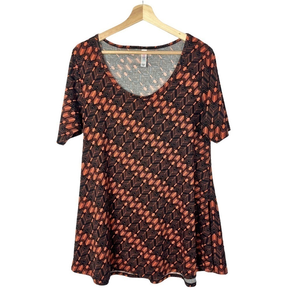 Lularoe Coral & Black Printed Classic T‎ Short Sleeve M